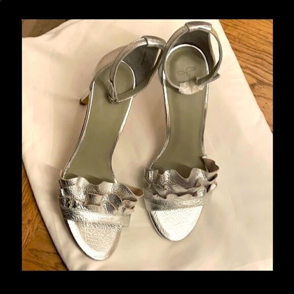 JOIE SILVER LEATHER RUFFLED FRONT SANDALS.… - Picture 3 of 8